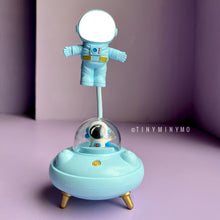 Load image into Gallery viewer, Astronaut in UFO LED Desk Lamp - Tinyminymo