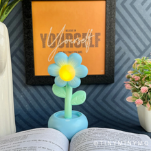 Load image into Gallery viewer, Kawaii Flower Mini Desk Lamp -Tinyminymo