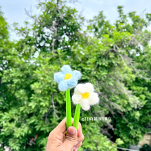 Load image into Gallery viewer, Knitted Flower Pen - Tinyminymo