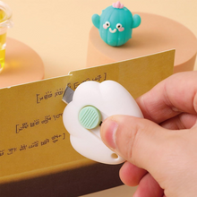 Load image into Gallery viewer, Mini Cat Paw Paper Cutter - Tinyminymo