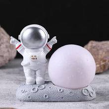 Load image into Gallery viewer, Astronaut Lamp With Moon - Tinyminymo