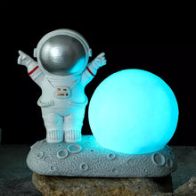 Load image into Gallery viewer, Astronaut Lamp With Moon - Tinyminymo