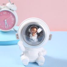 Load image into Gallery viewer, Astronaut Table Lamp - Tinyminymo