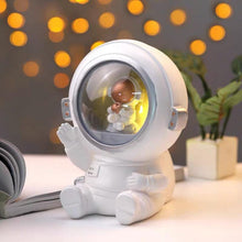 Load image into Gallery viewer, Astronaut Table Lamp - Tinyminymo