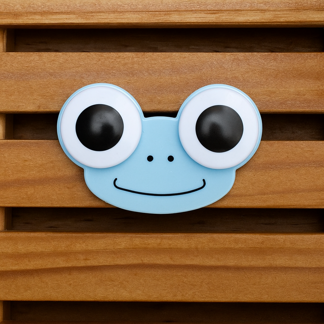 Frog Design of Animal Contact Lens Kit with Googly Eyes on a Wooden Surface - Tinyminymo