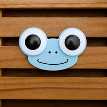 Load image into Gallery viewer, Frog Design of Animal Contact Lens Kit with Googly Eyes on a Wooden Surface - Tinyminymo
