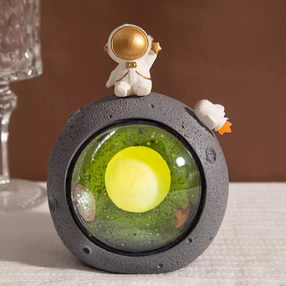 Astronaut Inside Moon Lamp - Tinyminymo