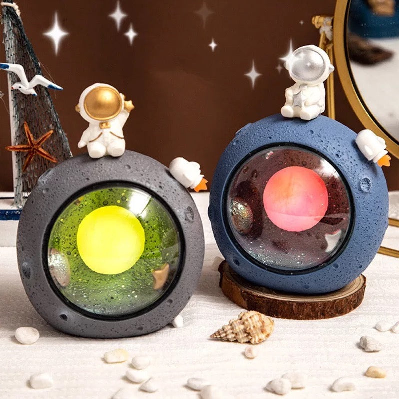 Astronaut Inside Moon Lamp - Tinyminymo