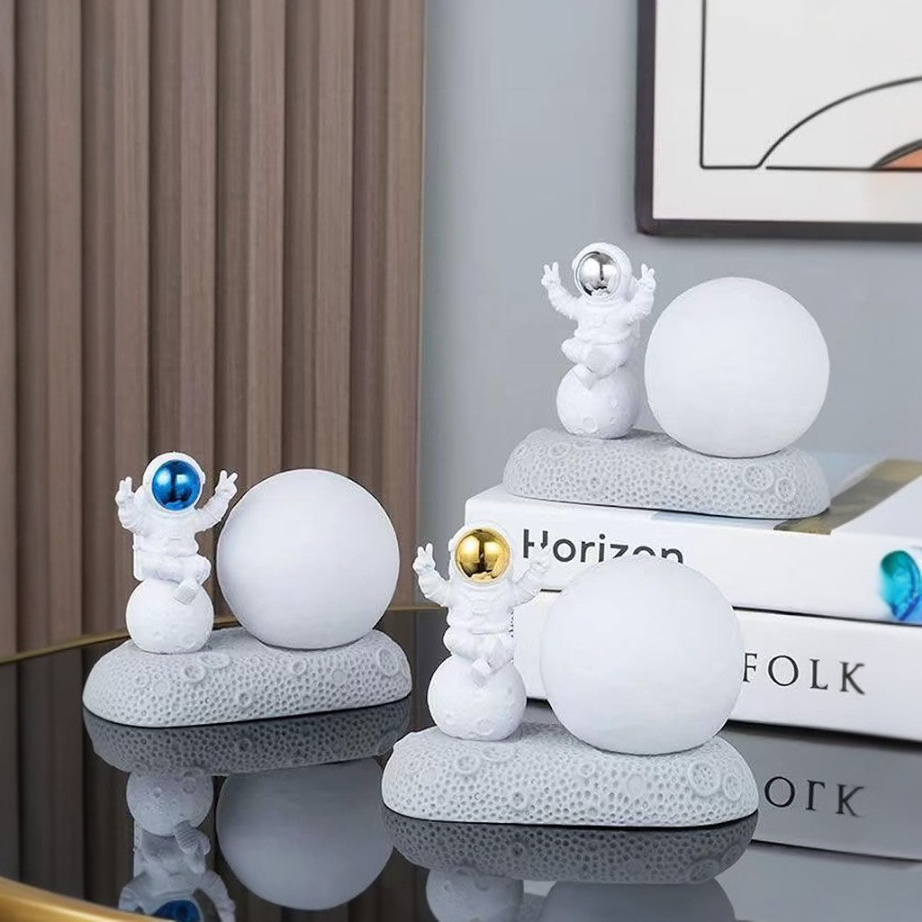 Astronaut with Moon Lamp - Tinyminymo