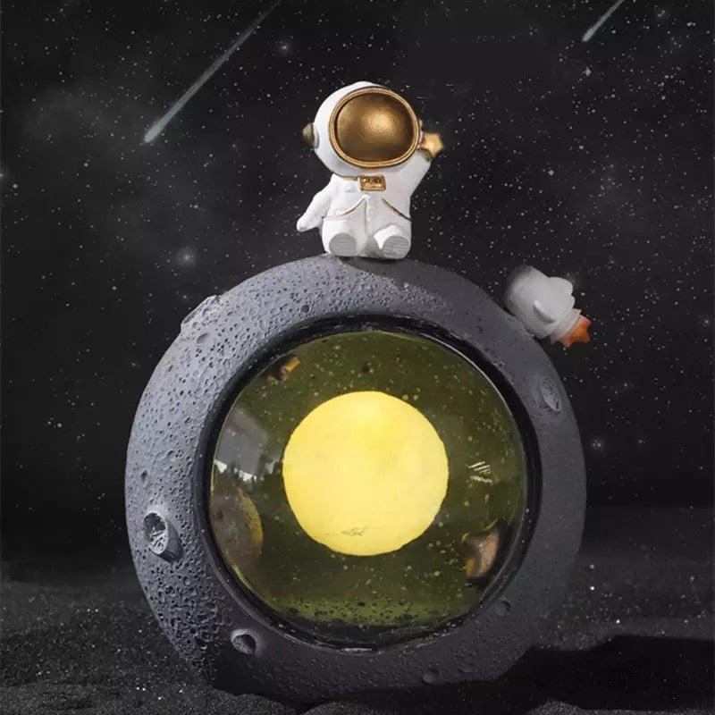 Astronaut Inside Moon Lamp - Tinyminymo