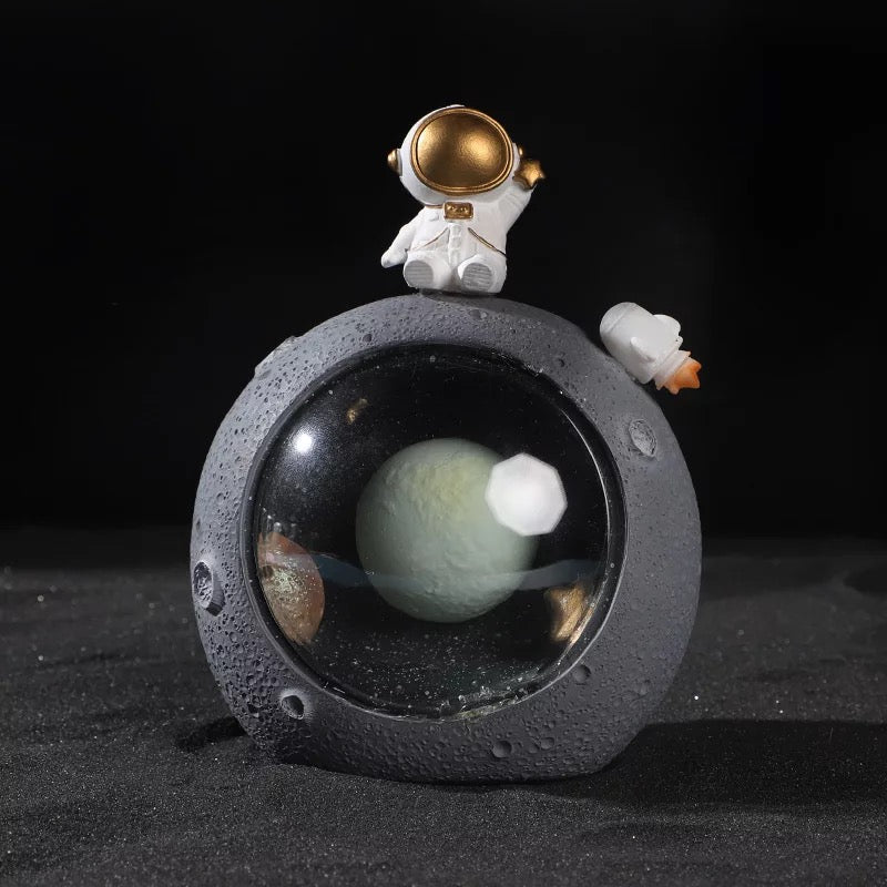 Astronaut Inside Moon Lamp - Tinyminymo