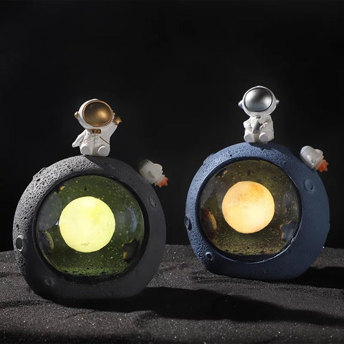 Astronaut Inside Moon Lamp - Tinyminymo